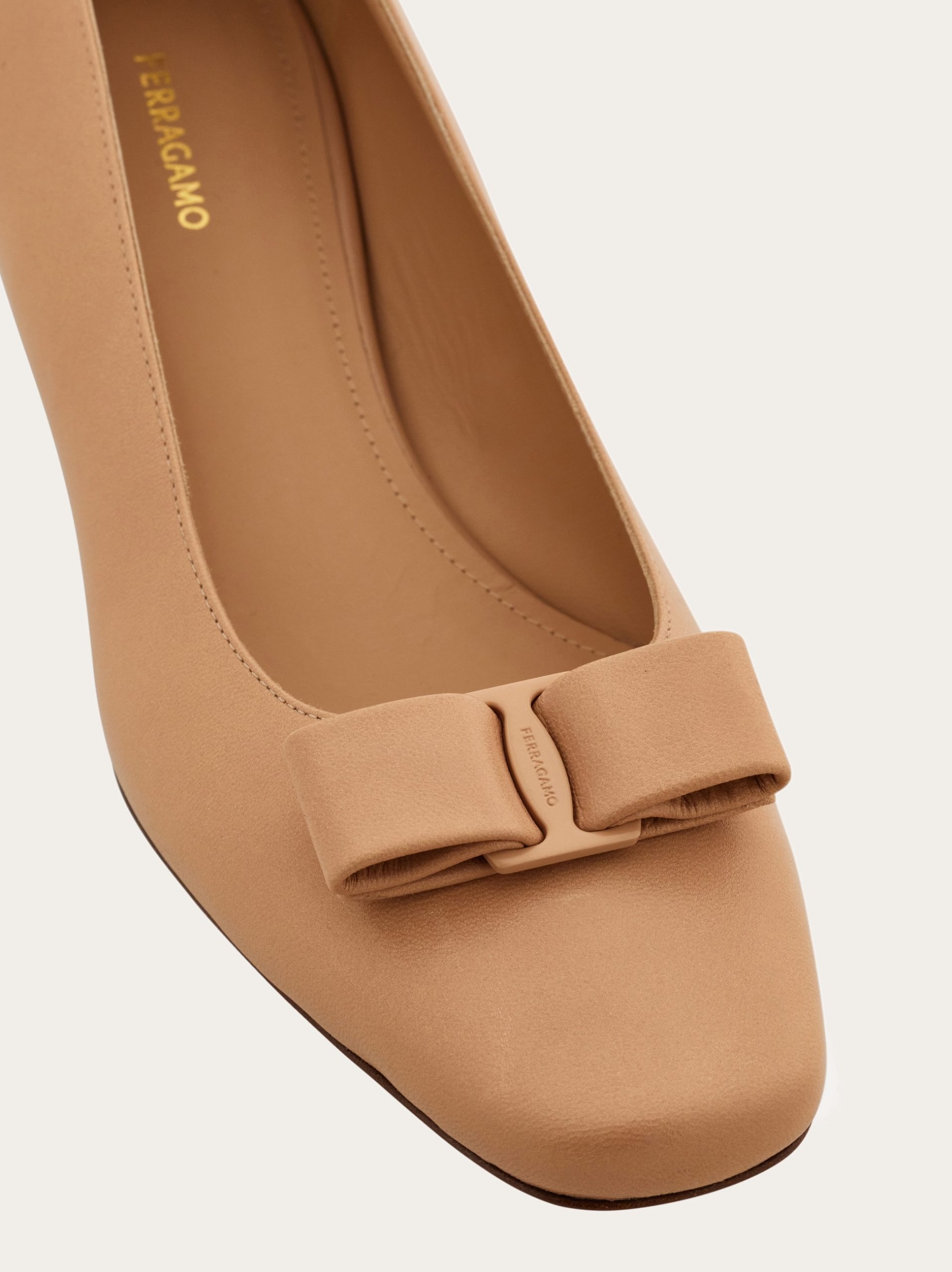 Ferragamo Iconic bow pump - Image 6